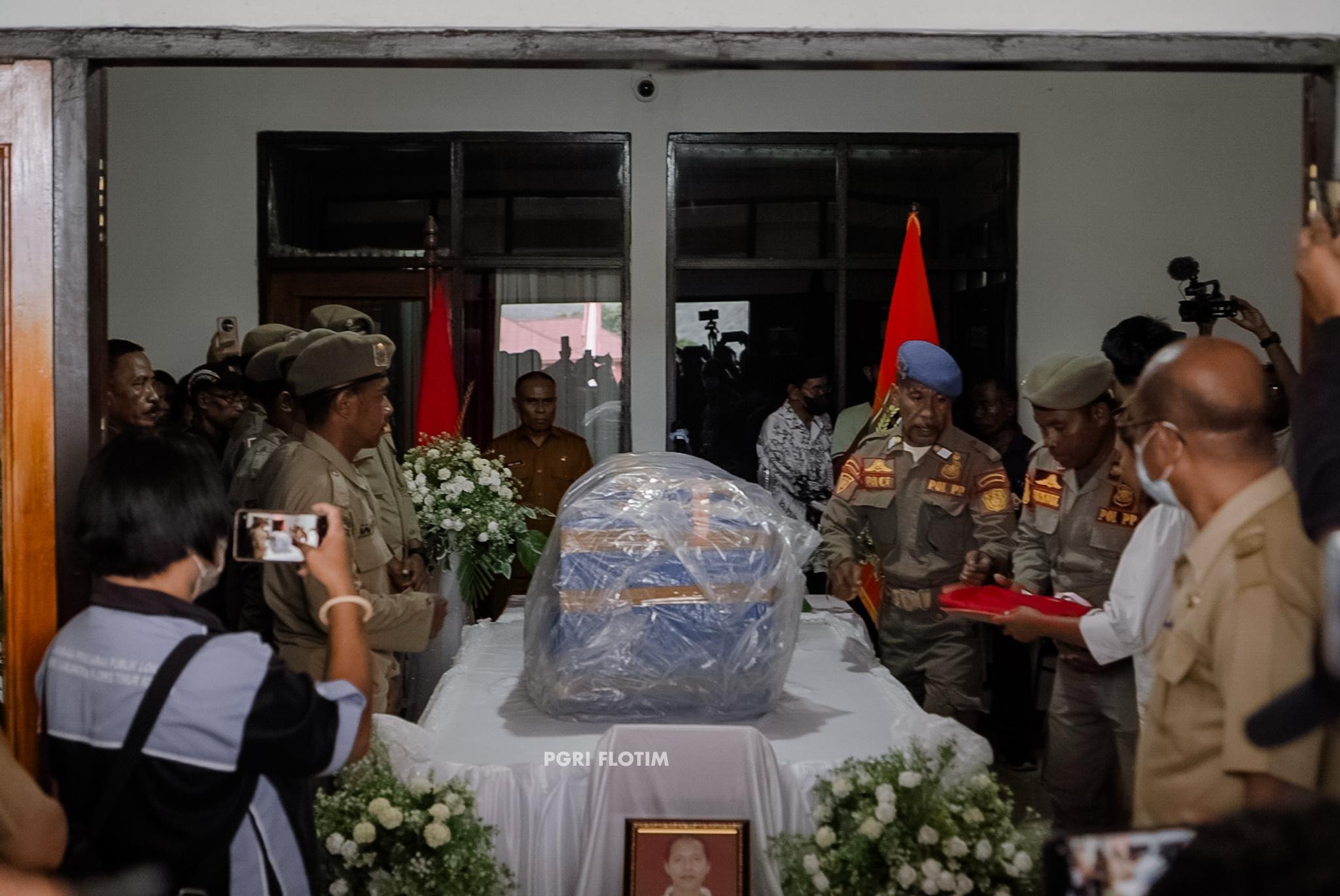 Jenazah Ibu Guru Rosalia Rerek Sogen disemayamkan di Larantuka, Flores Timur, NTT. (IST)