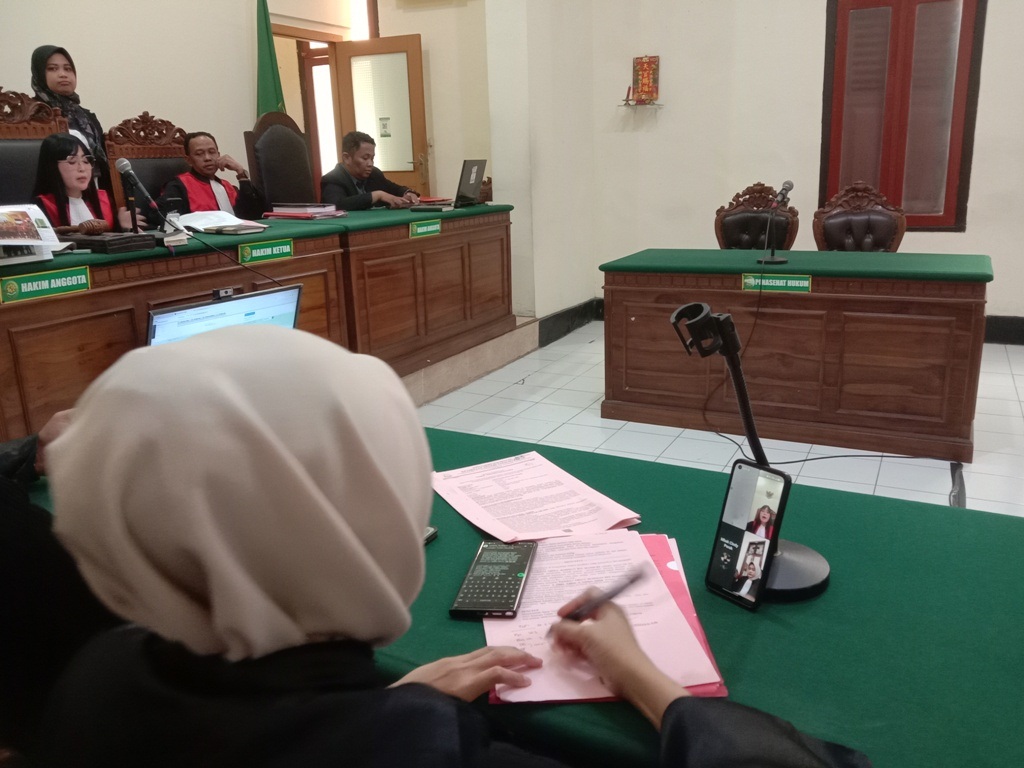 Abdul Rohman menerima putusan hakim. Dia dibui tiga tahun gara-gara mencopet HP di Tunjungan Surabaya. (FAJAR/RADAR SURABAYA)