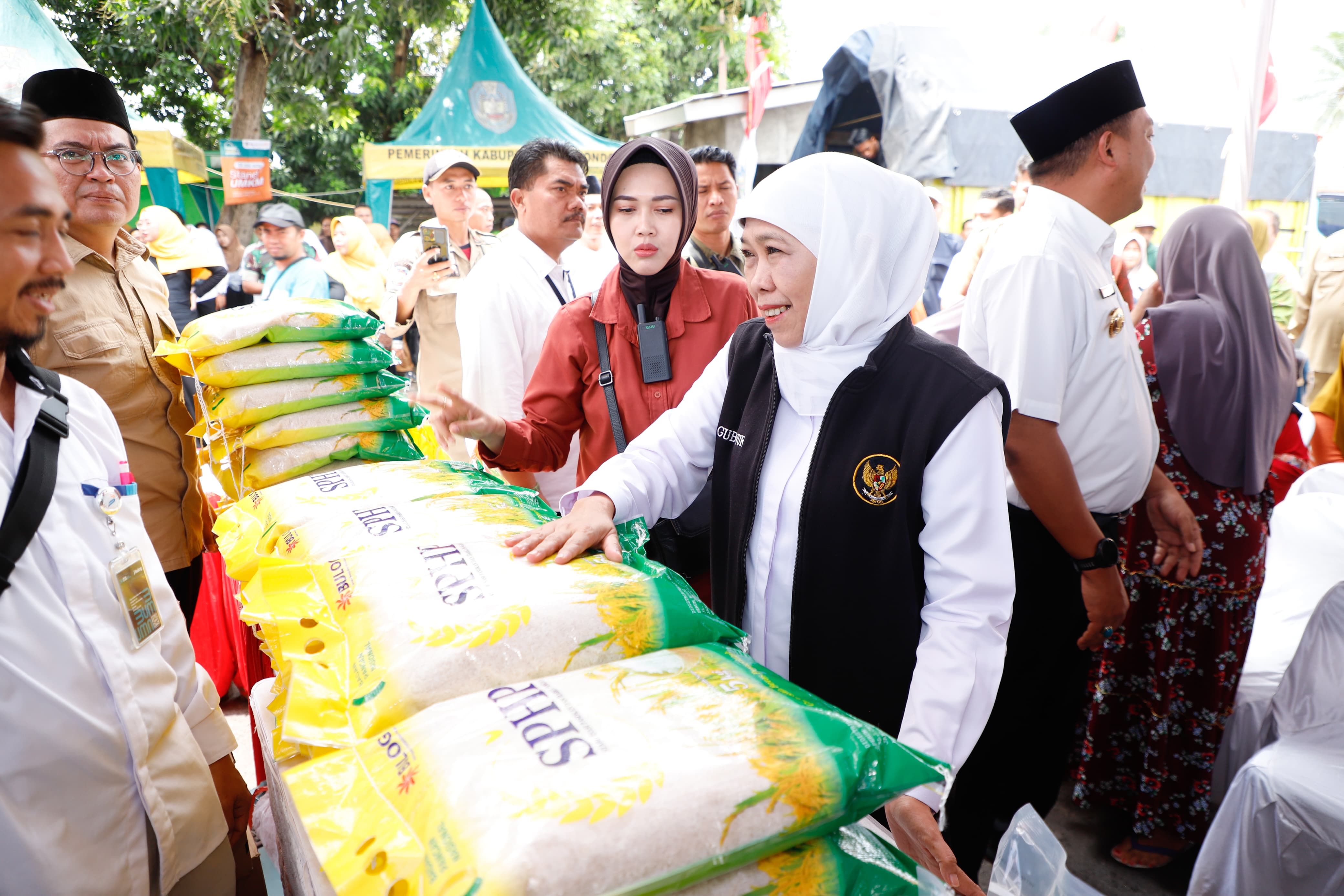 Gubernur Jawa Timur Khofifah Indar Parawansa meninjau pasar pangan murah yang digelar Pemprov Jatim di Masjid Besar Mizabul Yaqin Situbondo, (IST)