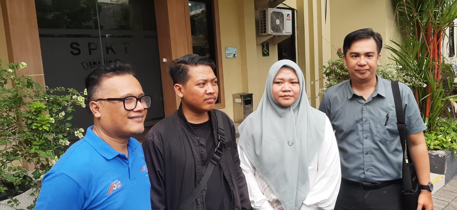 Wartawan Berita Jatim Rama Indra didampingi kuasa hukumnya melapor ke Polda Jatim terkait kekerasan yang dialaminya saat meliput demo di Grahadi Surabaya. (MAHRUS/RADAR SURABAYA)