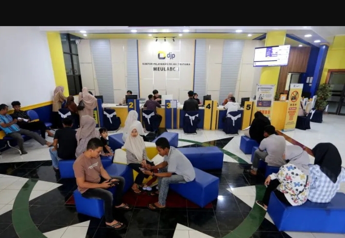 Sejumlah wajib pajak antre untuk memenuhi kewajibannya. (IST)