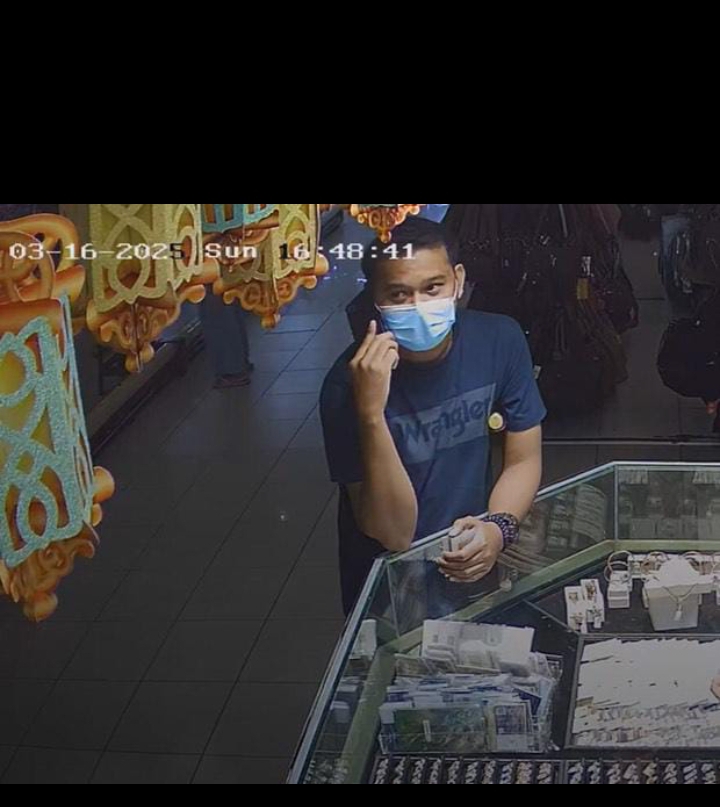 Pelaku terekam CCTV saat mencuri emas di Surabaya. (IST)