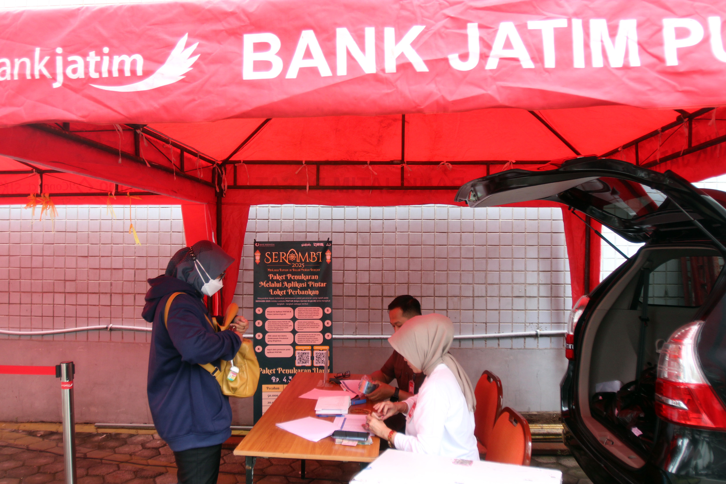 Masyarakat saat menukarkan uang pecahan baru melalui salah bank di pusat kota Surabaya.