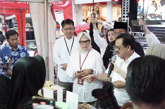 KOMPAK: Sekretaris Daerah Kota Surabaya Ikhsan bersama SEVP Consumer Banking Bank Jatim Hermita di acara QRIS Bank Jatim Ramadan Vaganza.