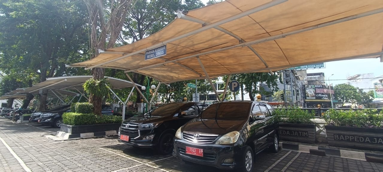 HANYA UNTUK OPERASIONAL: Mobil dinas Pemprov Jatim dilarang digunakan untuk mudik saat libur lebaran.
