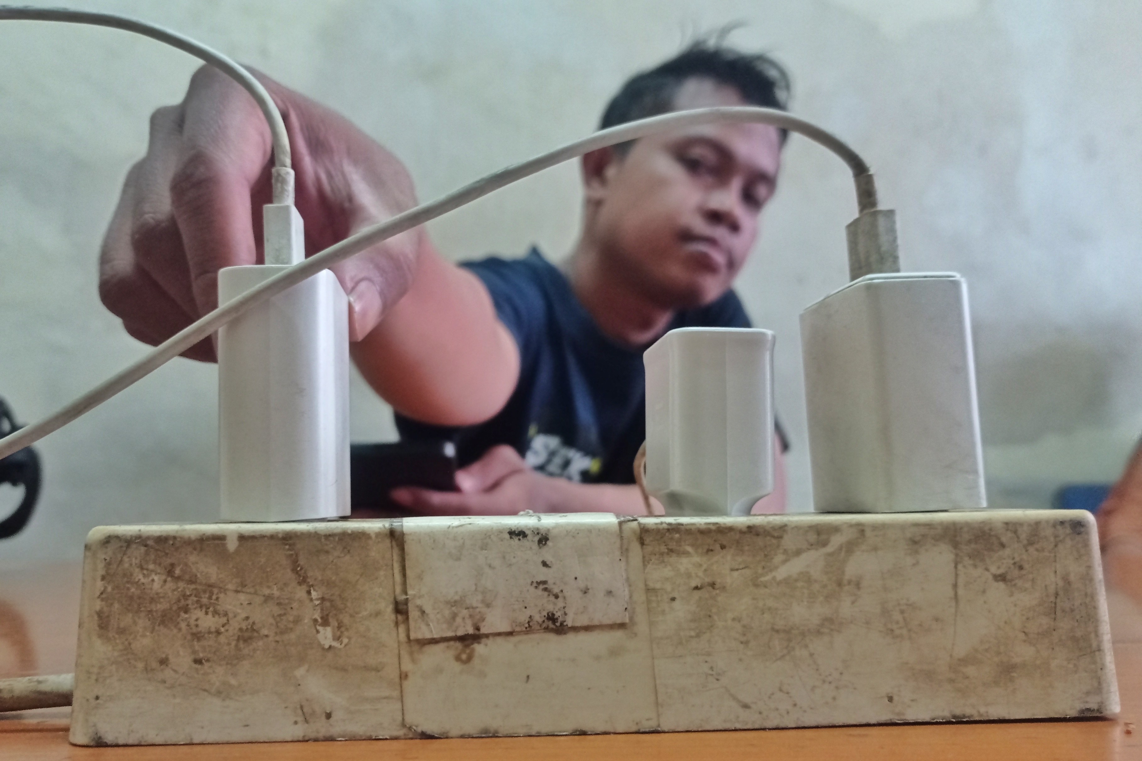 Mencabut peralatan listrik yang tidak digunakan saat ditinggal mudik perlu dilakukan untuk mengurangi risiko kejadian yang tak diinginkan.