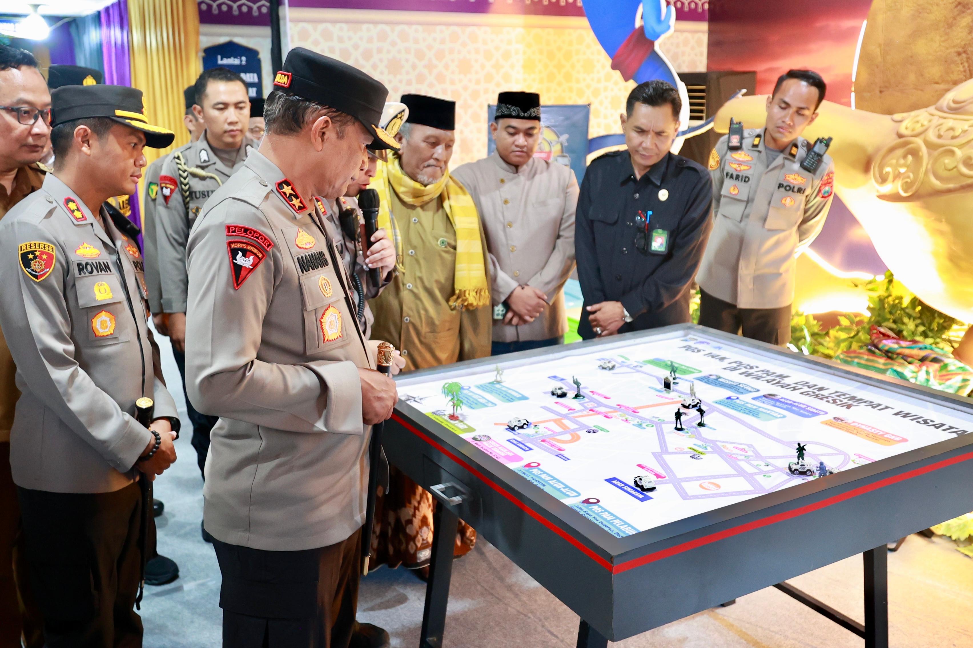 CEK KESIAPAN : Kapolda Jatim Irjen Pol Nanang Avianto saat melakukan pengecekan di Pos Pelayanan Bunder, Gresik. (IST)