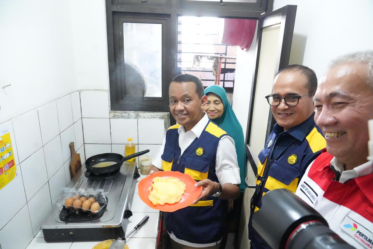 Menteri ESDM Bahlil Lahadalia saat memantau penggunaan jargas dan menggoreng telur di dapur warga di Rusun Grudo Surabaya,  Selasa (25/3).