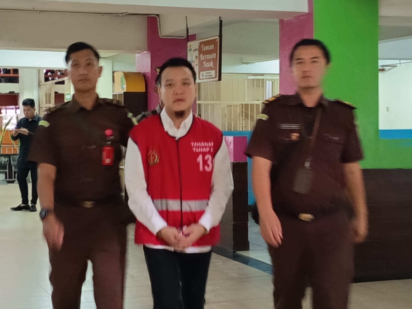 Ivan Sugiamto dikawal petugas Kejari Surabaya. (Mahrus/Radar Surabaya)