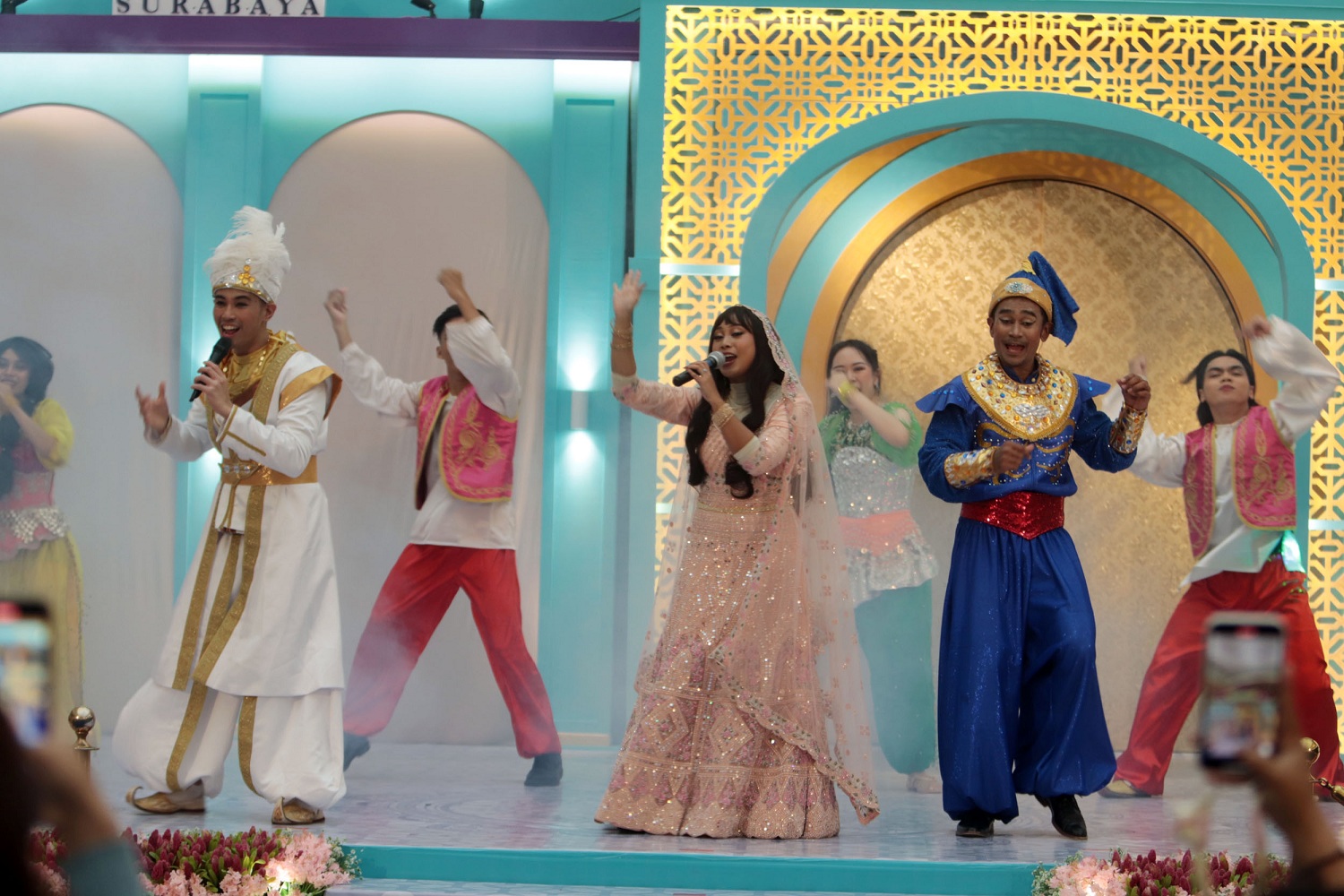 Sajian pertunjukan drama musikal cerita Aladdin 1001 Malam, di Atrium Oval, Ciputra World Surabaya, Kamis (27/3).