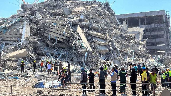 Gadung bertingkat yang runtuh di Bangkok, Thailand, akibat gempa bumi di Myanmar yang dirasakan hingga Thailand, Jumat (28/3).