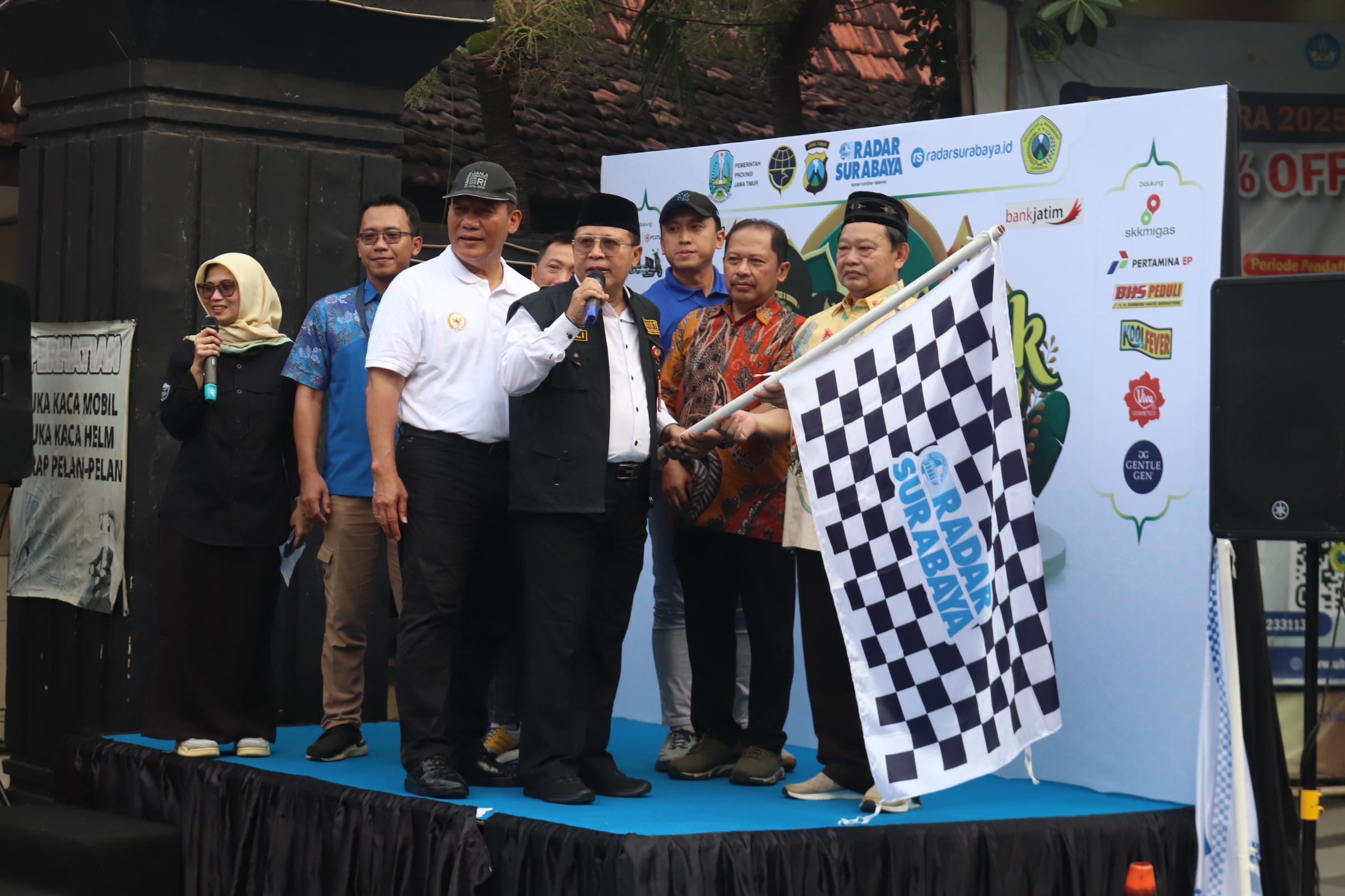 LANCAR :Asisten Administrasi Umum Setda Jatim, Akhmad Jazuli, anggota DPR RI Bambang Haryo Soekartono, Rektor Ubhara Irjen Pol (Purn) Anton Setiadji, Direktur Radar Surabaya memberangkat peserta mudik