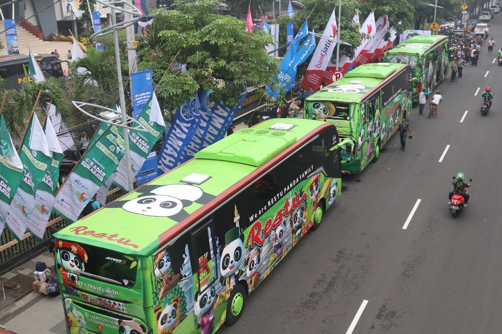 RADAR SURABAYA: Sebanyak 13 bus mengantarkan para pemudik ke berbagai tujuan di Jawa Timur. (SURYANTO/RADAR SURABAYA)