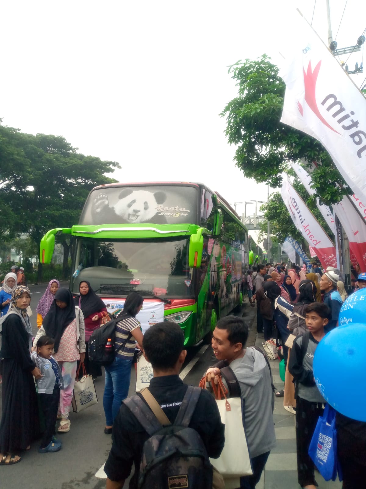 Ratusan warga siap diberangkatan dalam acara Mudik Bareng Radar Surabaya 2025 di halaman kampus Ubhara Surabaya. (Hurek/Radar Surabaya)