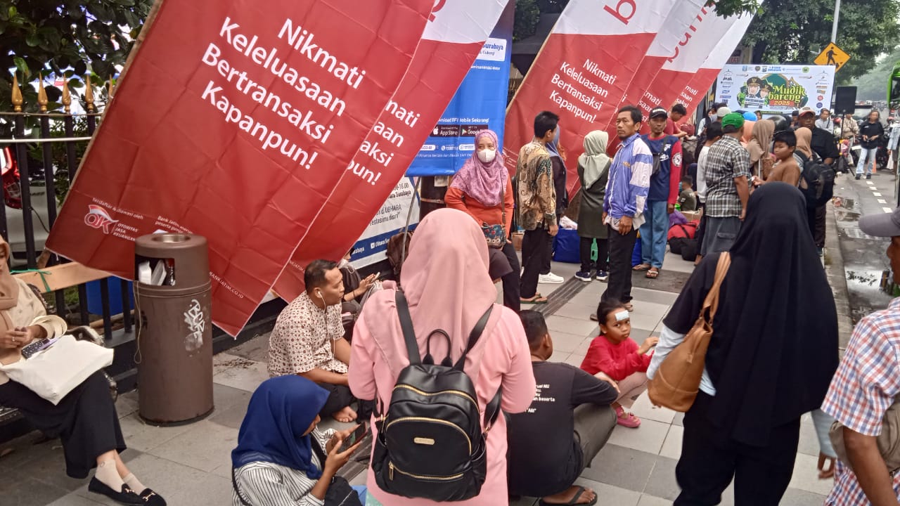 SUMRINGAH: Para pemudik mulai berdatangan manfaatkan program Mudik Gratis 2025 Bareng Radar Surabaya. (DIMAS MAHENDRA/RADAR SURABAYA)