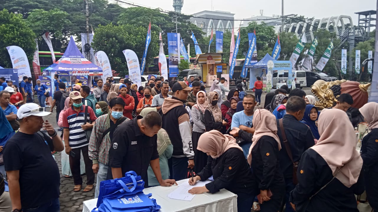 ANTUSIAS: Pemudik antre untuk pendataan dan mendapatkan goodie bag sebelum pemberangkatan Mudik Gratis 2025 bareng Radar Surabaya. (DIMAS MAHENDRA/RADAR SURABAYA)