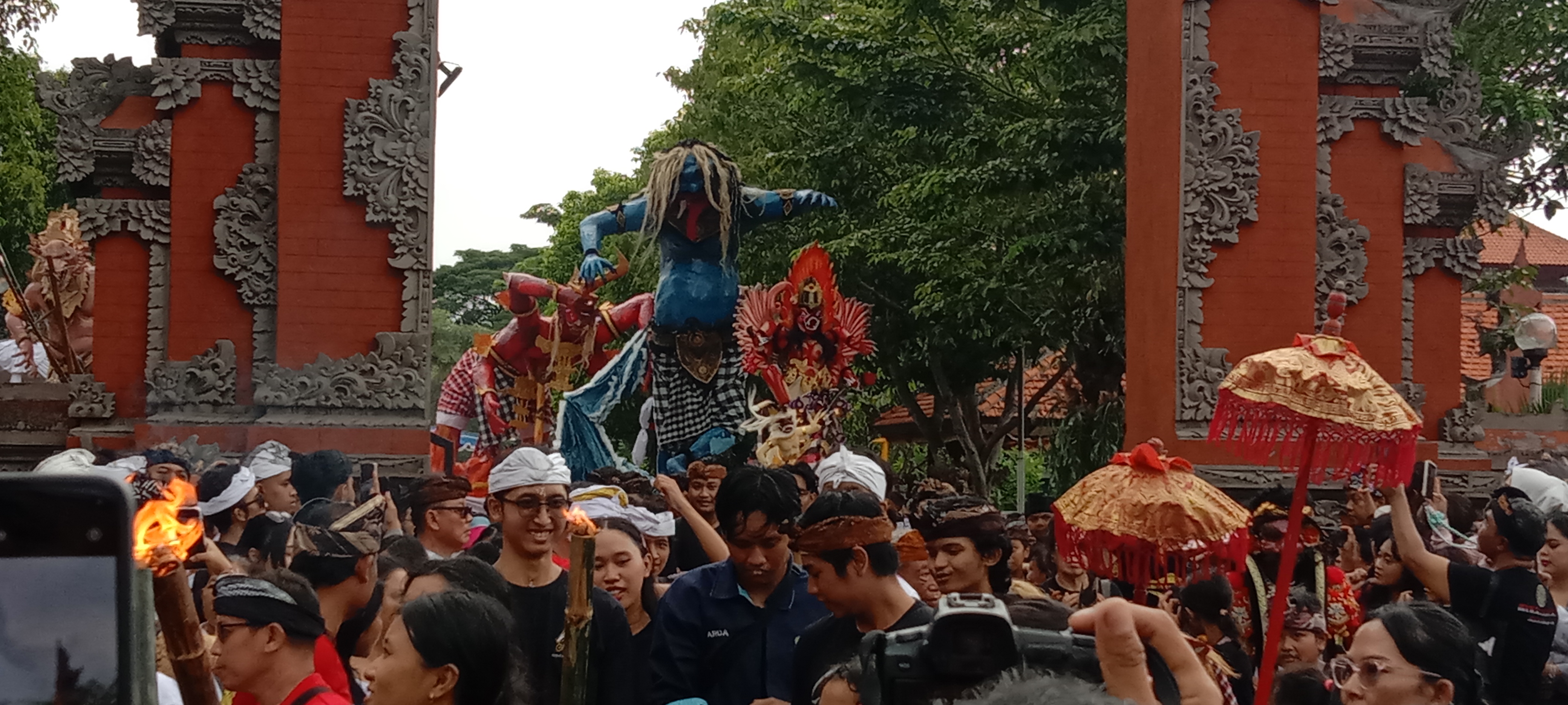 MERIAH: Pawai seni ogoh-ogoh di sekitar Pura Segara Kenjeran, Surabaya sehari menjelang Nyepi.&nbsp;