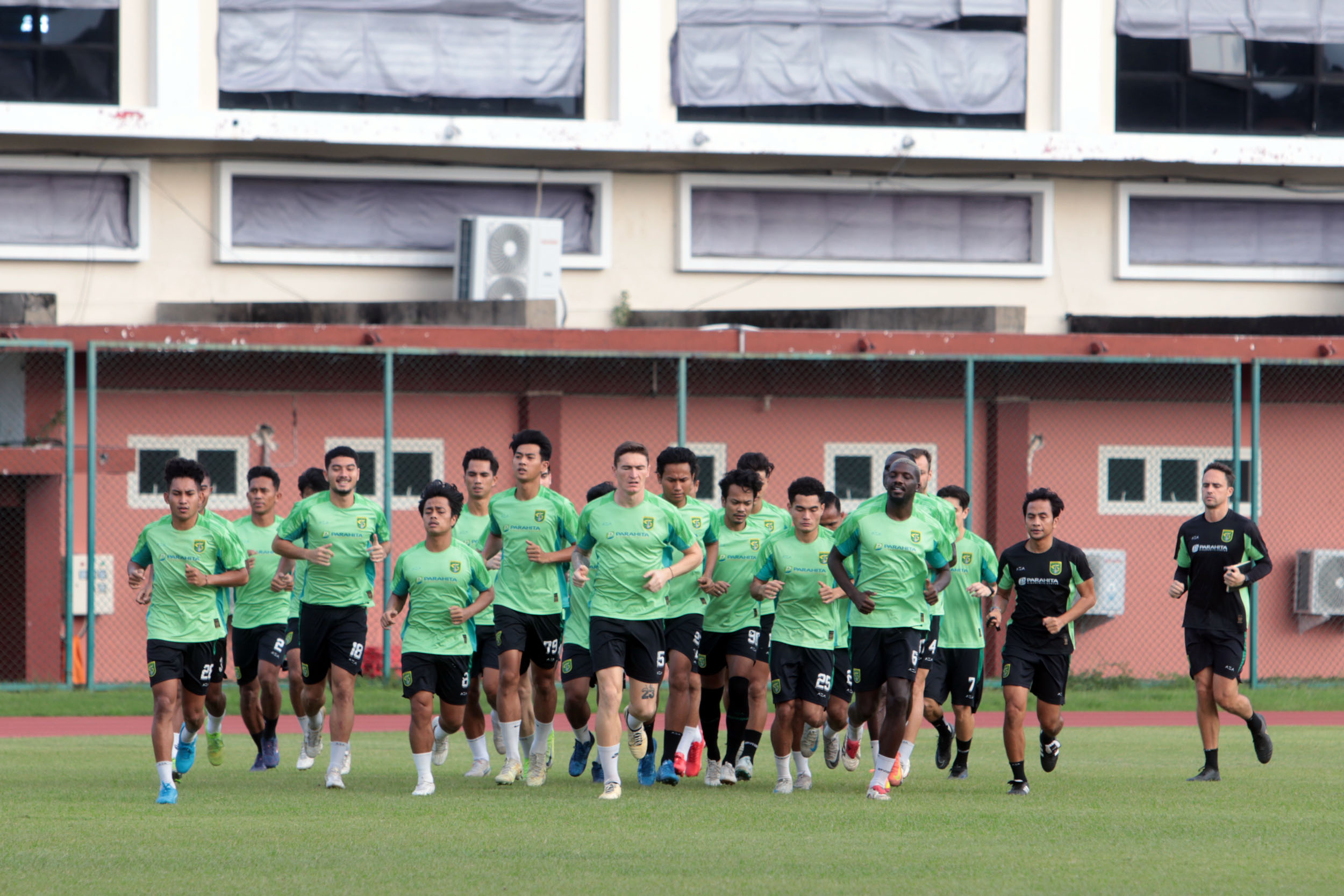 Skuad Green Force Persebaya Surabaya menjalani latihan terakhir sebelum libur Idul Fitri.