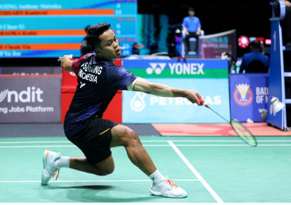 Anthony Sinisuka Ginting mengalami cedera  bahu yang membuatnya harus menjalani perawatan agak lama.
