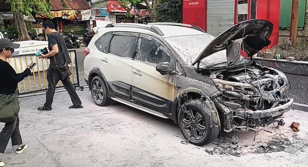 Mobil terbakar habis di SPBU Jalan Kayoon, Surabaya. (IST)