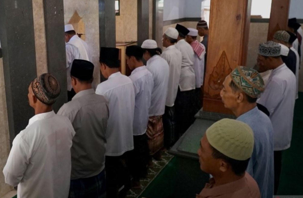 Jamaah mengikuti shalat Id di Masjid Nur Muhammad yang ada di kompleks Ponpes Al Khoiriyah, Tulungagung, Jawa Timur, Sabtu (29/3/2025).