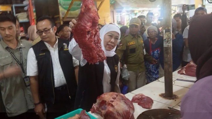 CEK: Gubernur Khofifah bertanya soal harga dan stok daging sapi ke salah satu pedagang ketika mengunjungi Pasar Besar Madiun, Sabtu (29/3).