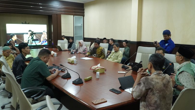 SERIUS: Suasana focus group discussion (FGD) budaya keselamatan dan kesehatan saat beribadah di masjid di Gedung PW Muhammadiyah Jawa Timur, Kamis (27/3).