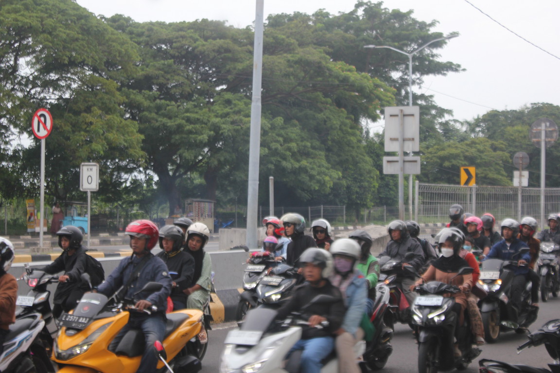 Arus mudik Lebaran di Jembatan Suramadu. (RAHMAT SUDRAJAT/RADAR SURABAYA)
