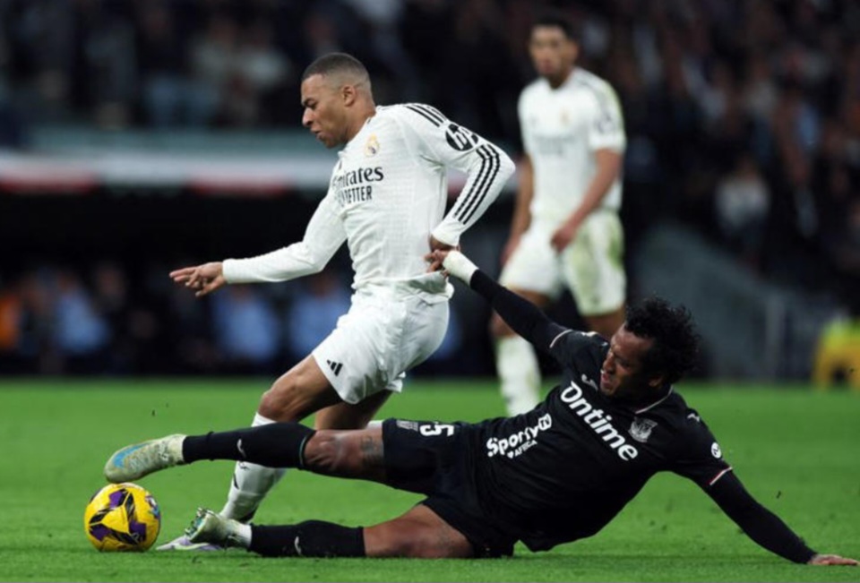 Renato Tapia, bek Leganes coba hentikan laju Kylian Mbappe dari Real Madrid.