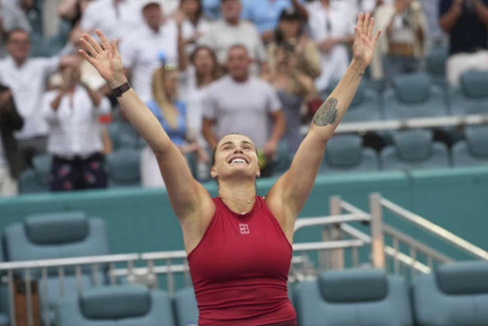Aryna Sabalenka merayakan kemenangannya setelah mengalahkan Jessica Pegula pada pertandingan final tunggal putri di turnamen tenis Miami Open, Minggu WIB, di Miami Gardens, Florida.