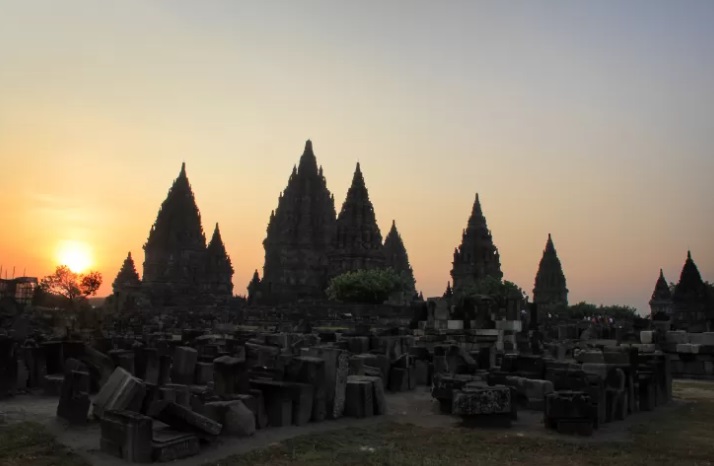 EKSOTIS: Candi Prambanan kembali dibuka setelah ditutup saat Hari Raya Nyepi, Sabtu (29/3).