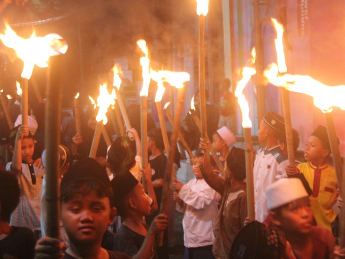 SEMANGAT: Takbir keliling dengan menggunakan obor dilakukan di Sukolilo Baru Surabaya. Mereka berkeliling dengan menggemakan takbir menyambut datangnya Idulfitri 1446 Hijriah.