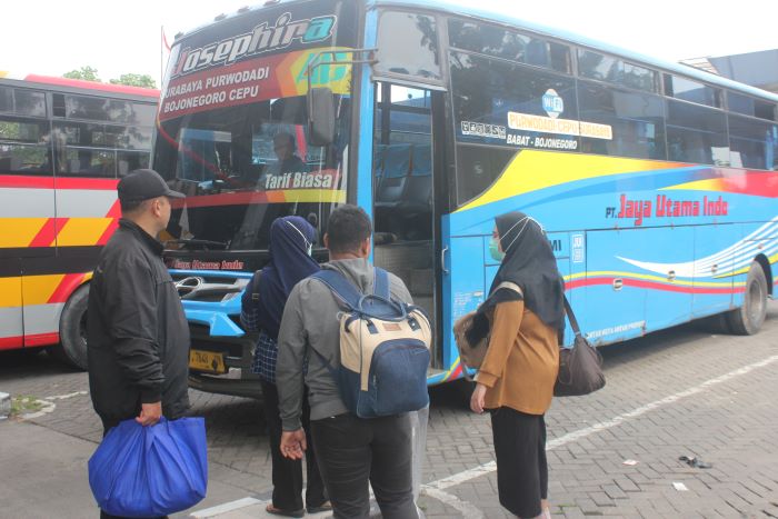 MENURUN: Penumpang bus di Terminal Tambak Osowilangon Surabaya, Minggu (30/3) saat hendak mudik ke kampung halaman menjelang hari raya Idulfitri yang jatuh Senin (31/3).