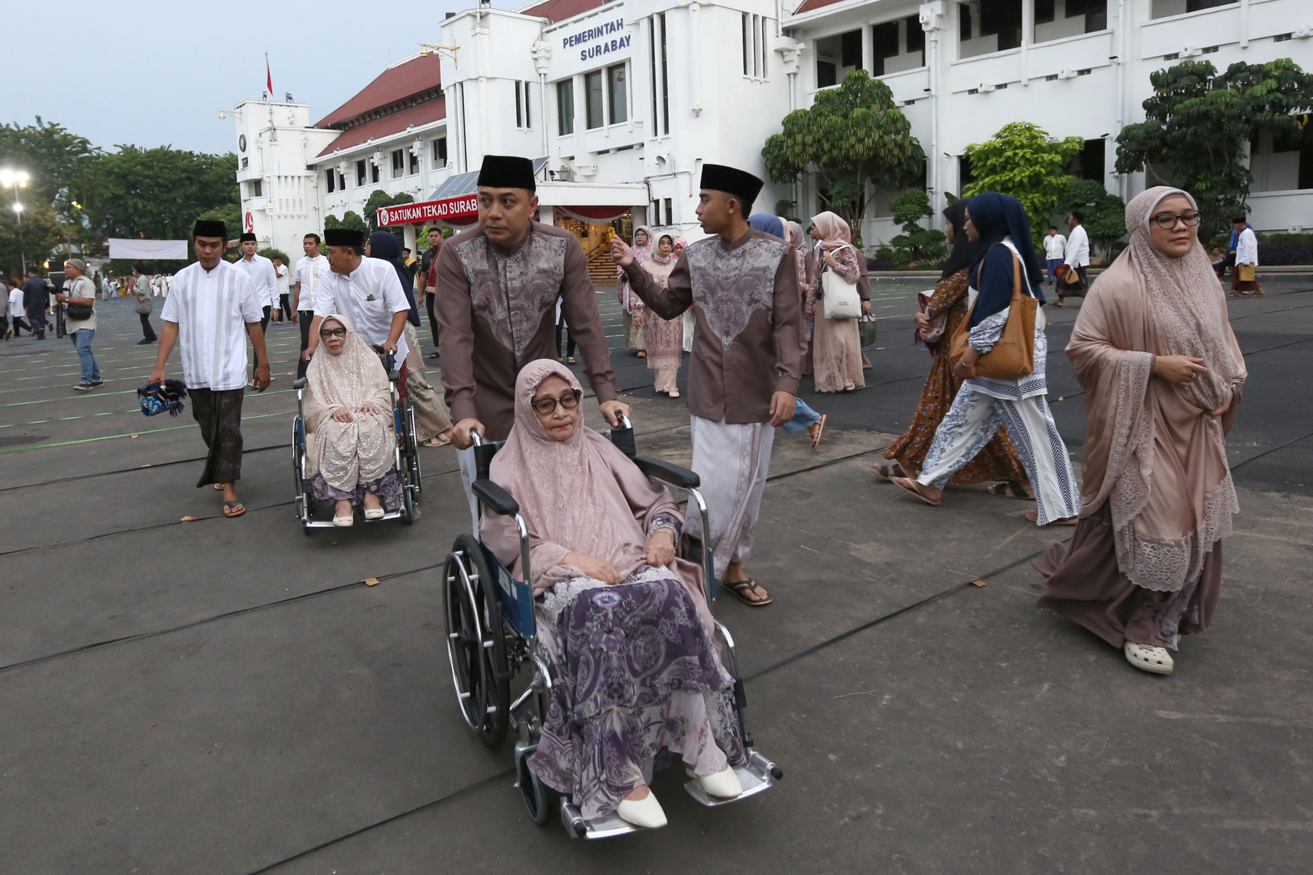 Wali Kota Surabaya Eri Cahyadi bersiap untuk melaksanakan salat Id 1446 Hijriah. (IST)