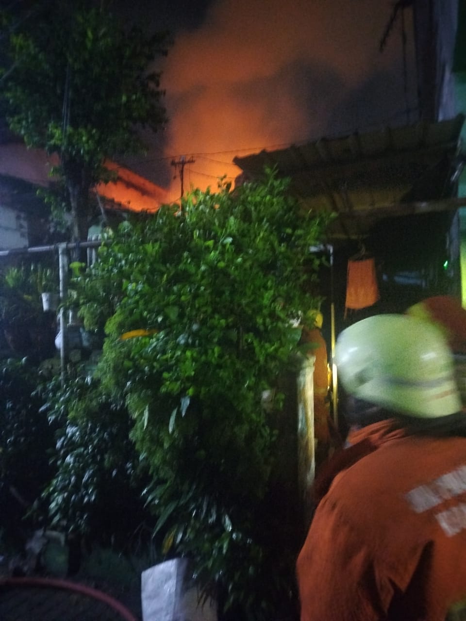 Petugas pemadam saat melakukan pemadaman api yang membakar rumah Hari Soebagio di Jalan Surabayan IV, Tegalsari Surabaya. (IST)