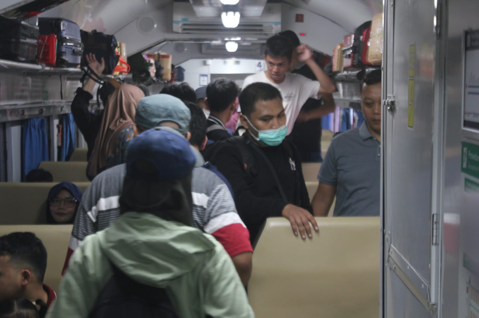 MOMEN TAHUNAN: Pemudik saat hendak pulang kampung ke beberapa daerah di Jawa dengan menggunakan kereta api.