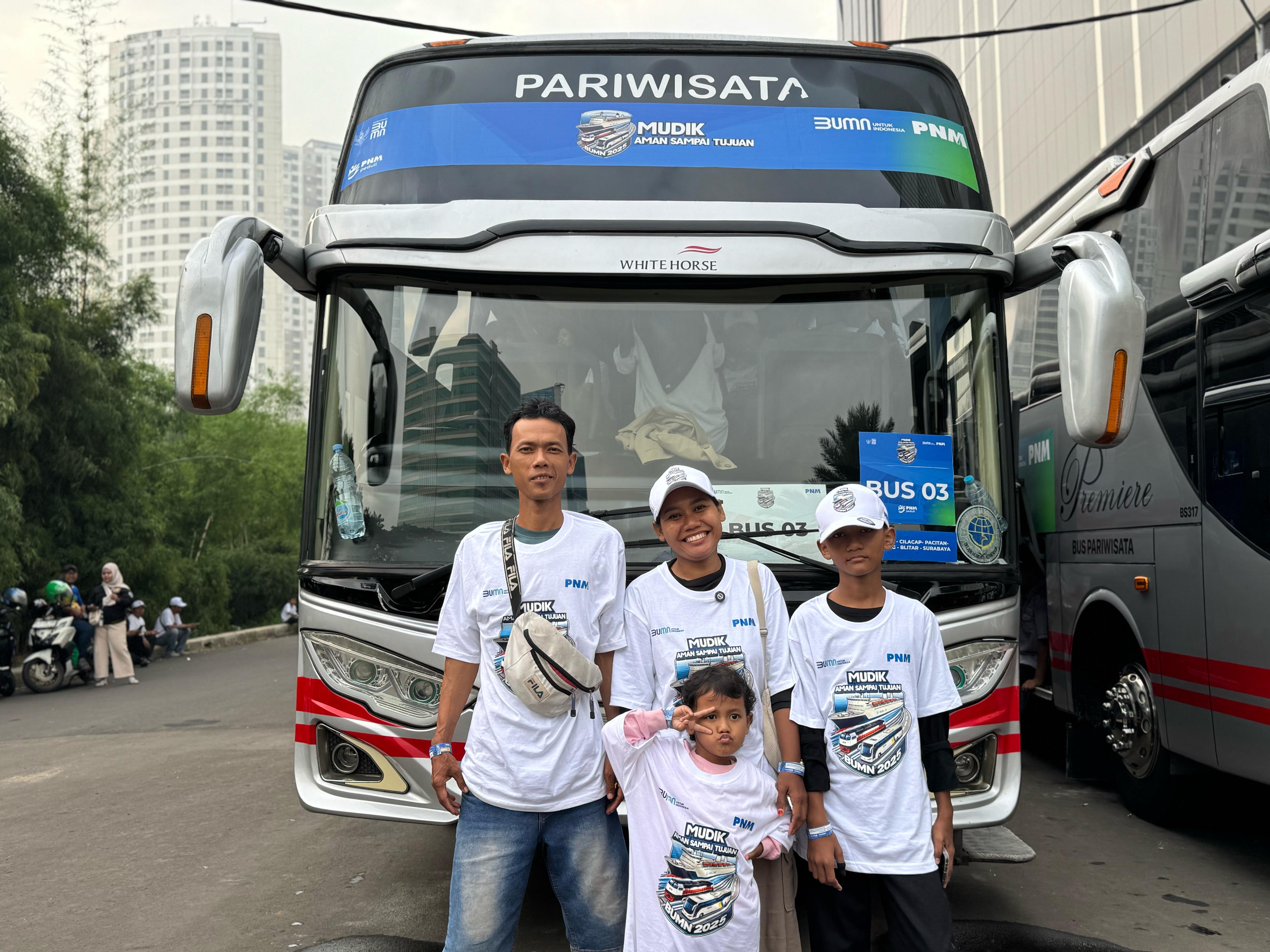 MUDIK BERSAMA BUMN: Uswatun Hasanah, nasabah PNM Mekaar ini akhirnya bisa mewujudkan impiannya untuk mudik setelah lima tahun tak pulang kampung.