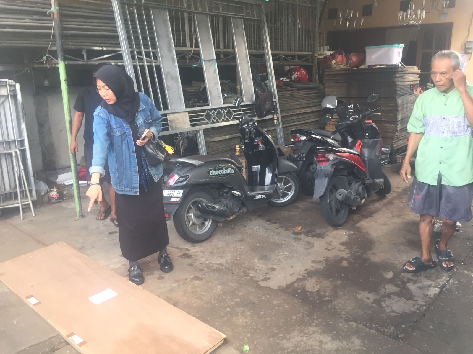 Lokasi parkir motor milik M Husro sebelum digasak maling di Jalan Mojo III, Surabaya. (IST)