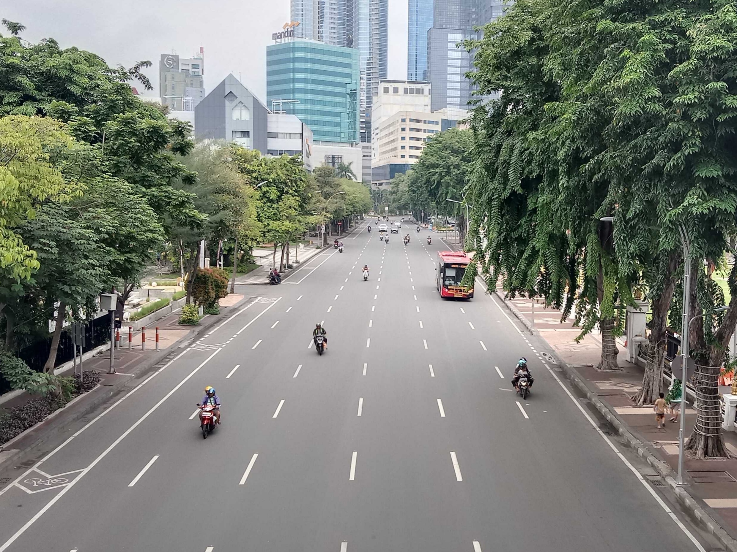 TAK SEPERTI BIASA: Kondisi lalu lintas di jalanan di pusat kota Surabaya terpantau lengang saat libur lebaran.