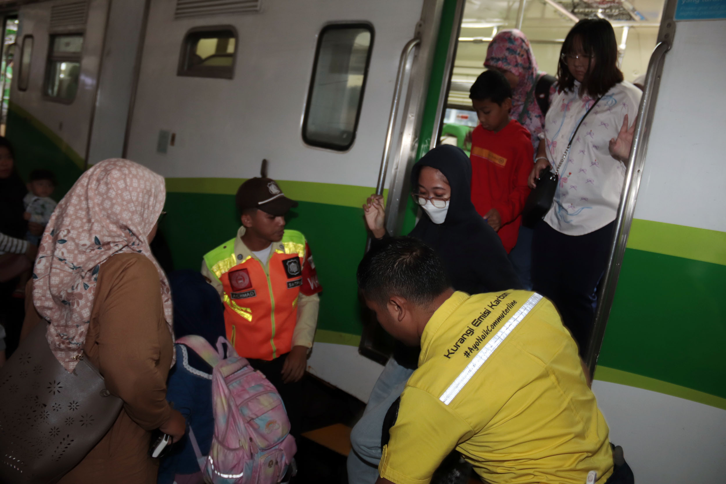 PADAT: Penumpang Commuter Line di Stasiun Surabaya Gubeng mengalami lonjakan mencapai 5.242 penumpang Selasa (1/4).