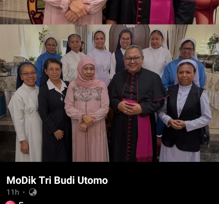 Gubernur Jatim Khofifah Indar Parawansa bersama Uskup Surabaya Agustinus Tri Budi Utomo dan para suster saat open house Idul Fitri 1446 H. (IST)
