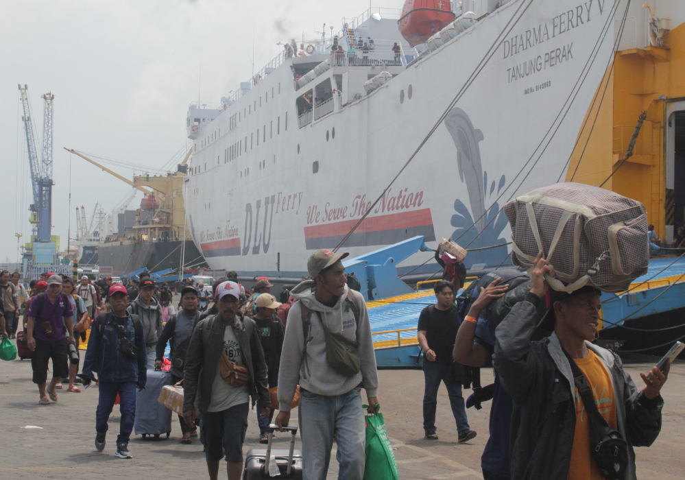 PULANG KAMPUNG: Pemudik yang menggunakan kapal laut saat turun di pelabuhan Tanjung Perak Surabaya dan akan ke kampung halaman di Jawa Timur dan sekitarnya.
