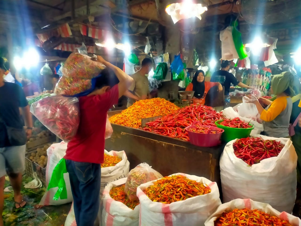 STABIL: Salah satu harga komoditi yang menurun saat lebaran yakni cabai merah.