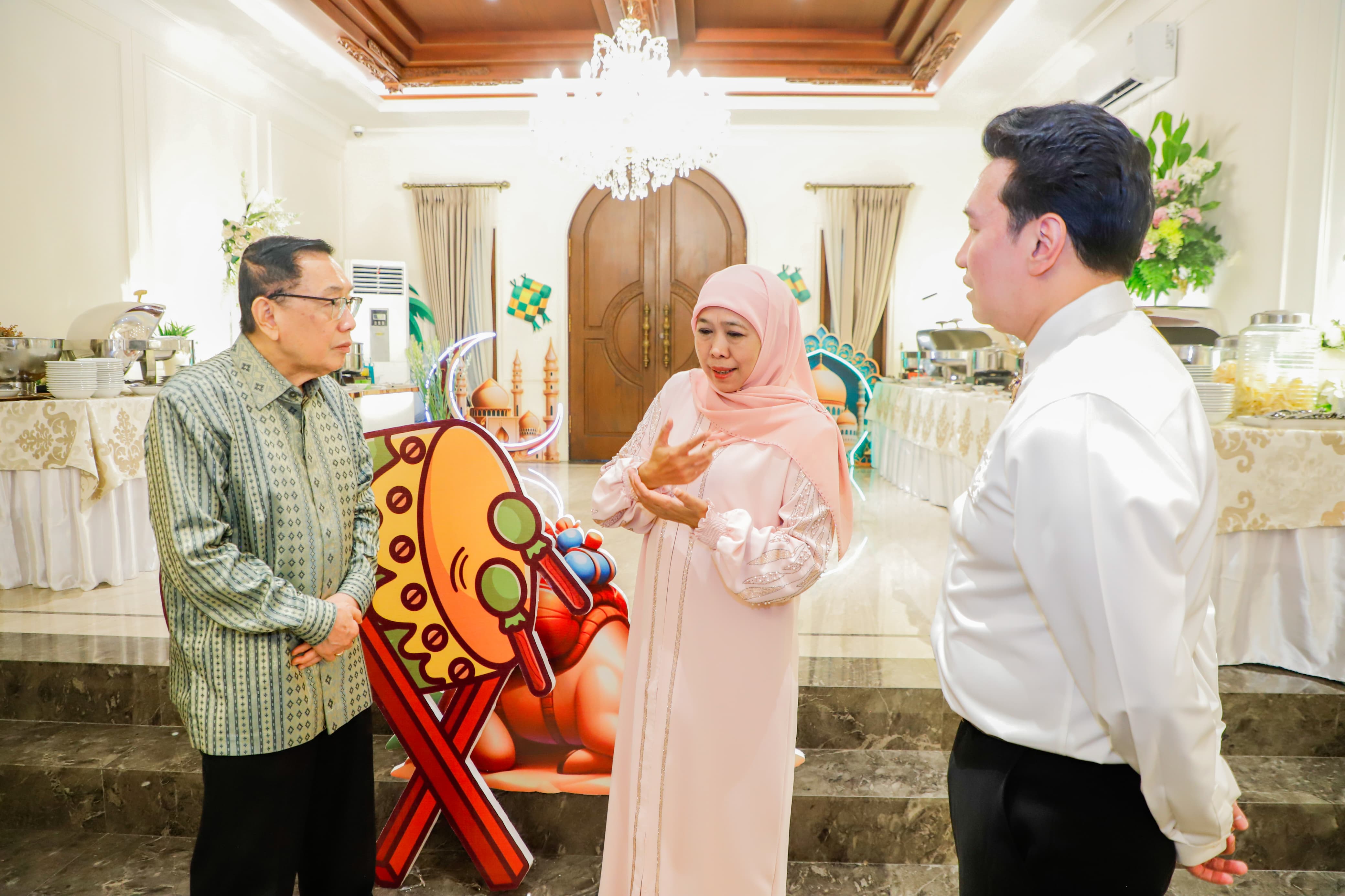 Gubernur Jatim Khofifah Indar Parawansa saat menerima kunjungan Ketua Dewan Pertimbangan Apindo Jatim Alim Markus di kediaman di Jemursari, Surabaya, Selasa (1/4) malam.