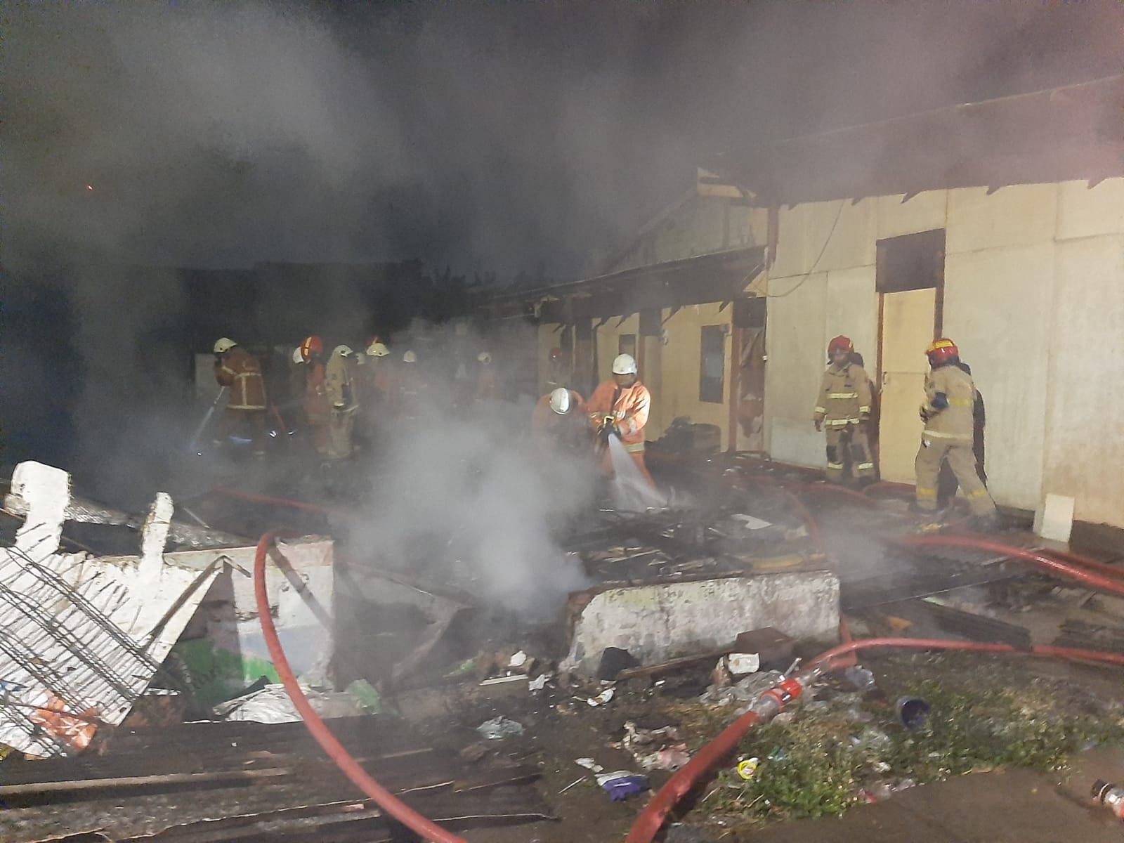 10 kamar kos di Jalan Tubanan Lama I/61 Surabaya ludes terbakar Kamis dini hari (3/4). (IST)
