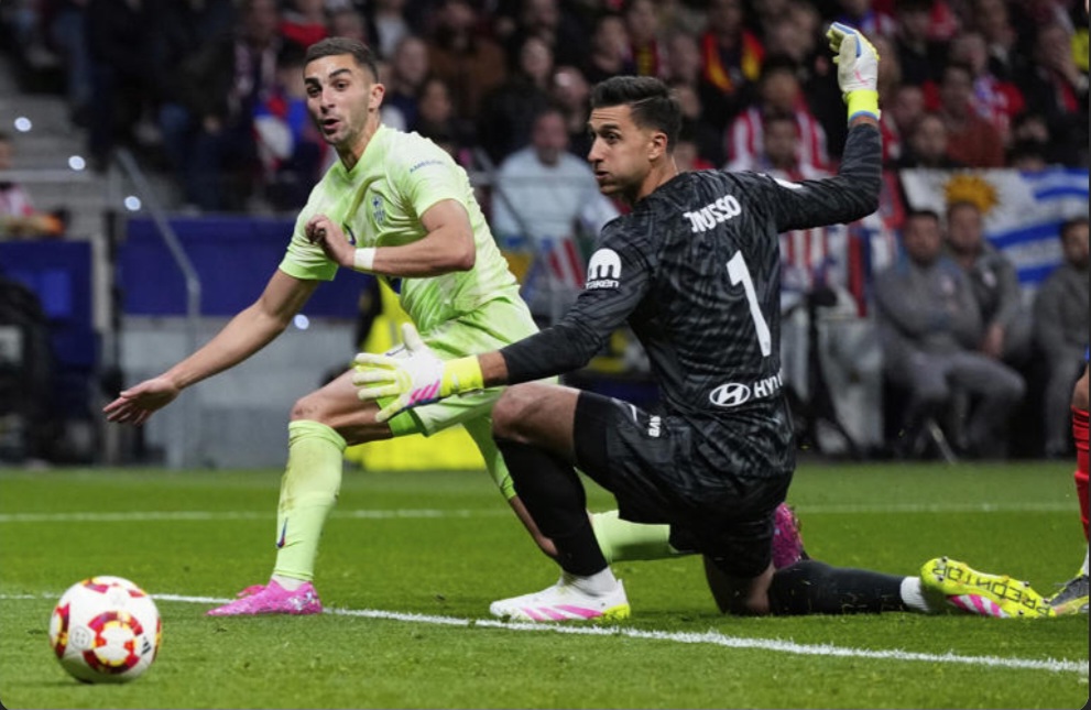 Ferran Torres dari Barcelona mencetak gol ke gawang Juan Musso dari Atletico Madrid selama pertandingan semifinal leg kedua Copa del Rey Spanyol antara Atletico Madrid dan Barcelona di Madrid, Spanyol