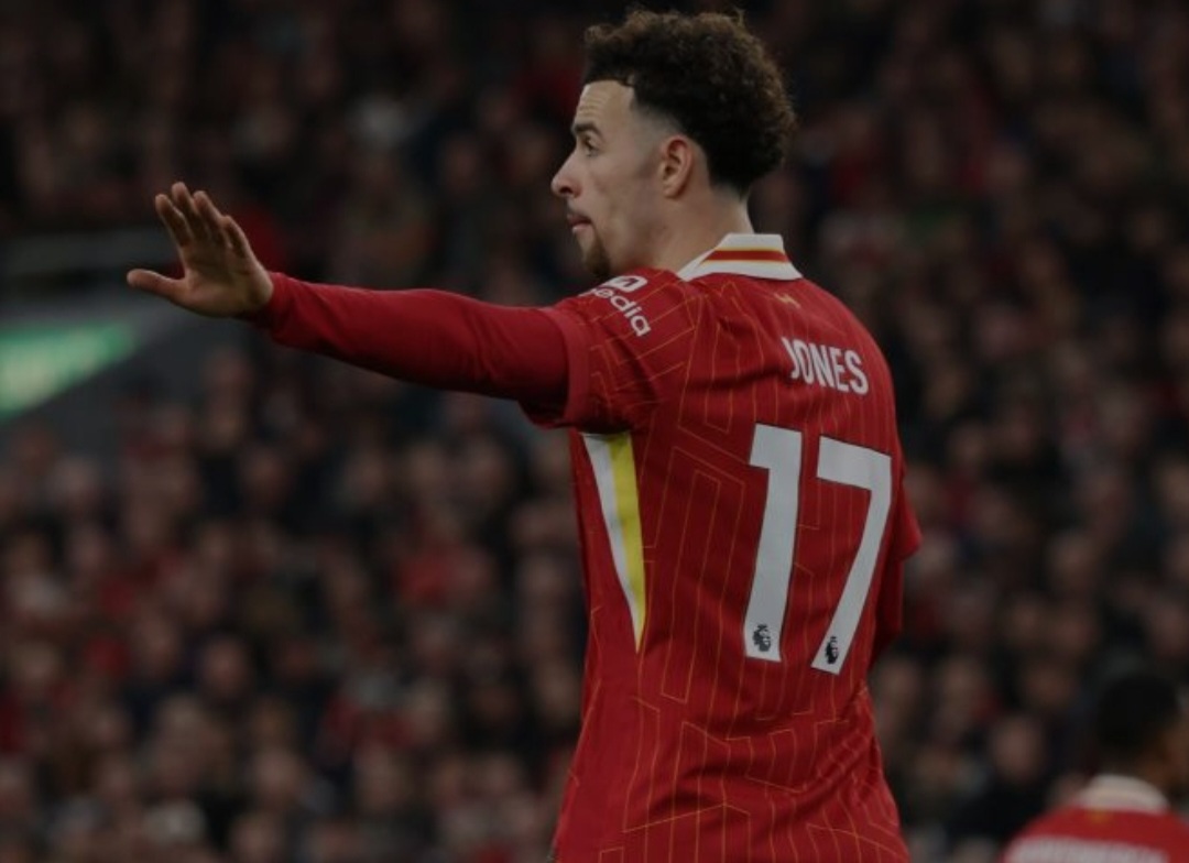 Curtis Jones bermain bagus sebagai bek kanan saat Liverpool mengalahkan Everton.