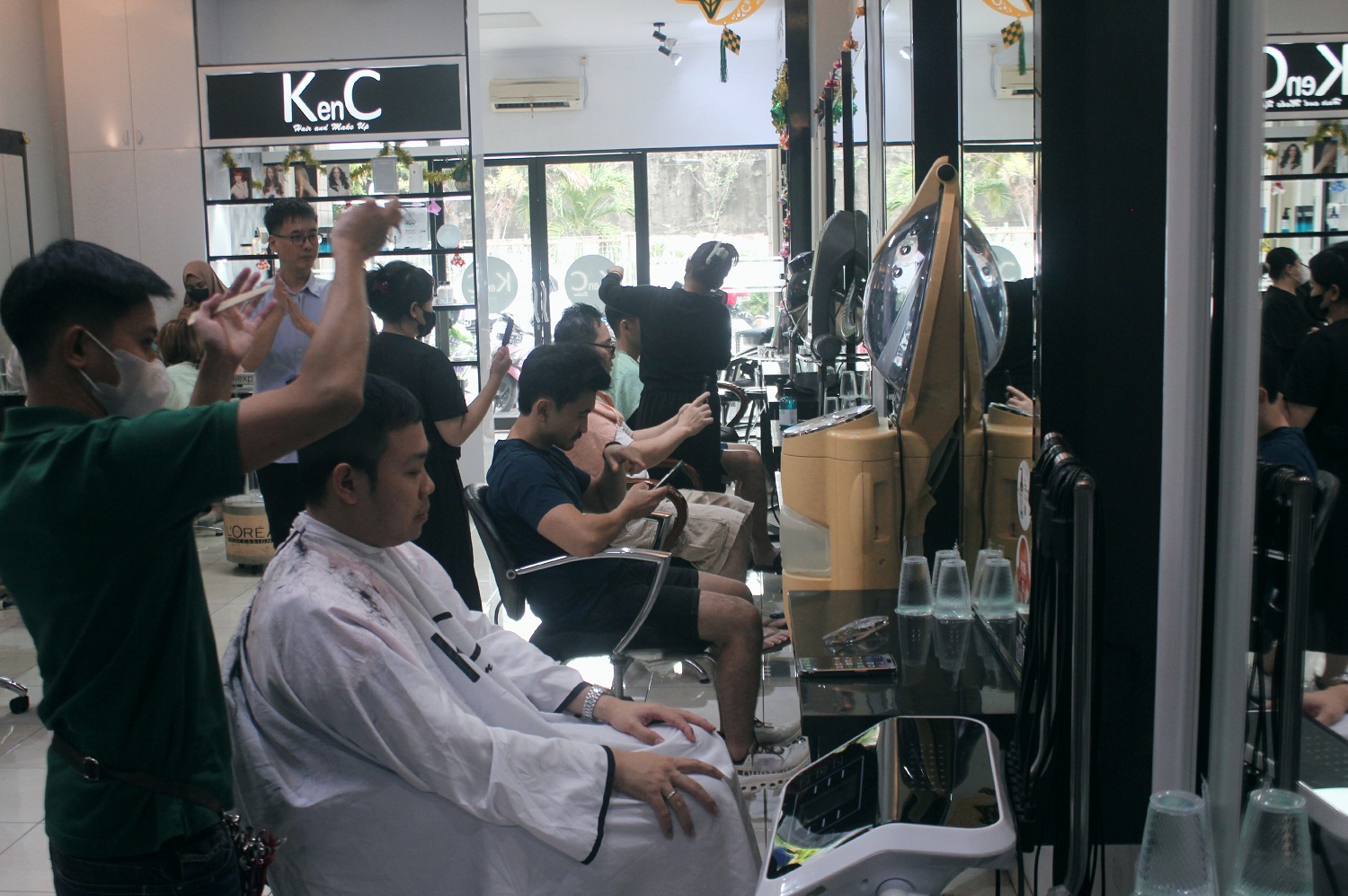 MEMANJAKAN DIRI: Masyarakat saat memanjakan diri dengan melakukan perawatan rambut di salon saat lebaran tiba.
