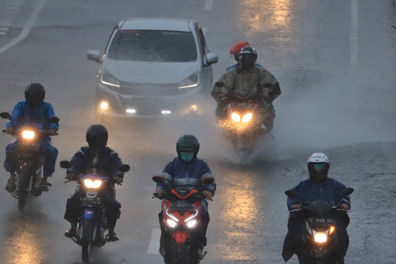 BPBD Kota Surabaya menyiagakan 27 pos pantau untuk mengantisipasi fenomena cuaca ekstrem.