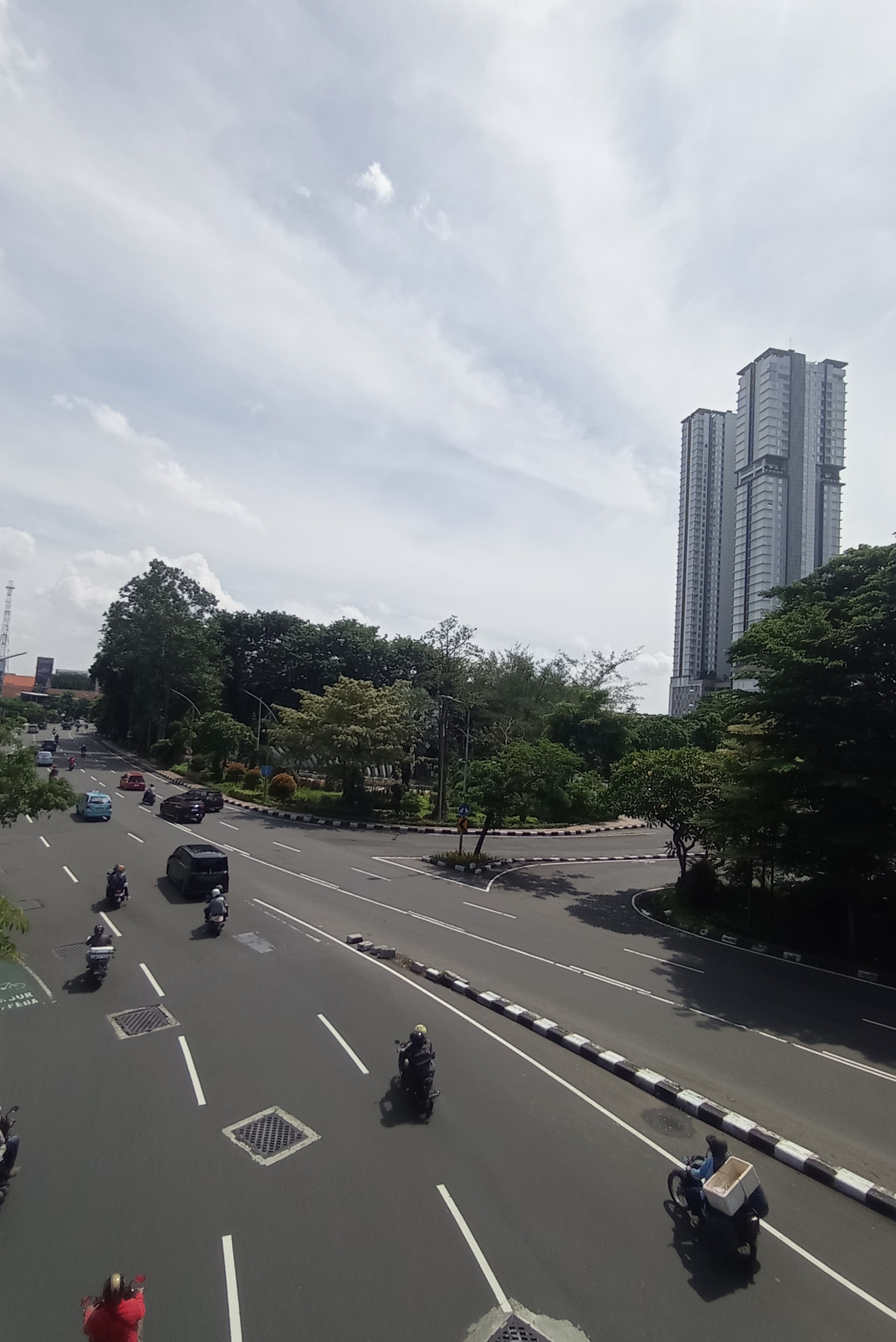 Pengendara kendaraan bermotor melintas tak jauh dari kawasan bundaran Dolog yang terimbas rencana proyek fly over.